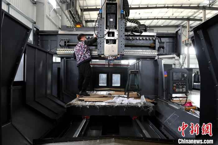 台企“东刚精密机械”工人有序复工复产。 张金川 摄 闽台精密机械产业园见闻:复工早 赶订单