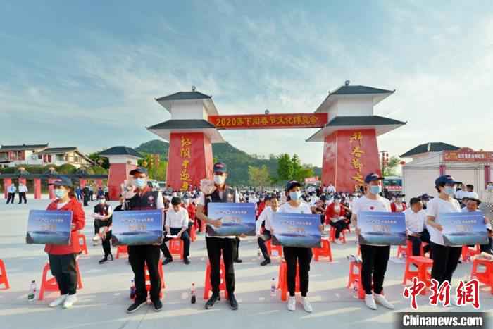 医护人员代表获得终生免费游阆中贵宾卡。 张晓东 摄 百名“疫”线医护人员欢聚四川阆中古城 补过正宗中国年