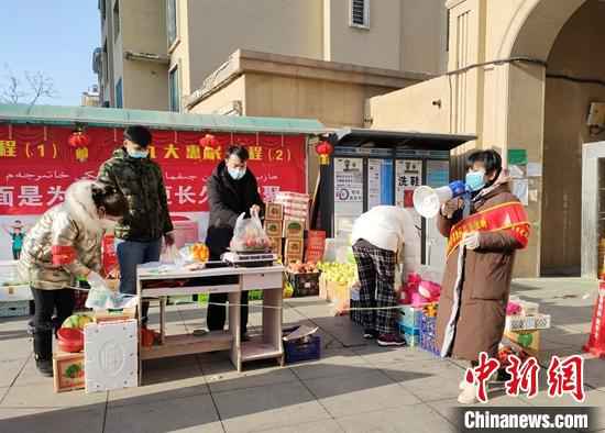 社区工作人员为民众送菜、送食品。富泉街社区提供 抗疫故事:“疫”路有我 “邻里情”让居民更亲近