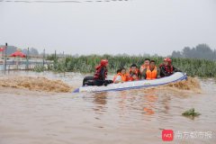 直击河南新乡被淹村庄救援：水漫过平房屋顶，